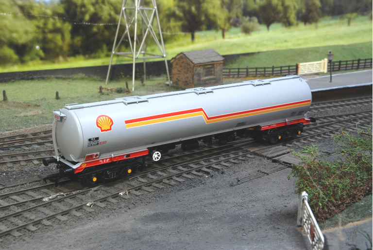 Shell 100 Ton TEA Bogie Tank Wagon 38-110 Bachmann
