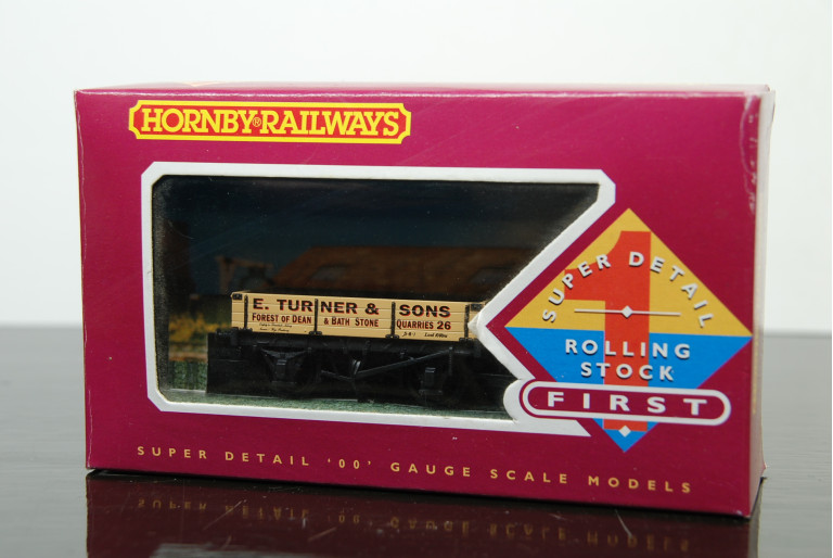 E Turner & Sons 3 Plank Wagon Hornby R041 E Turner & Sons 3 Plank Wagon Hornby R041