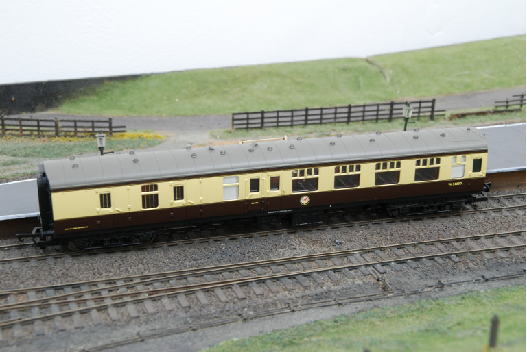 Hornby MK1 Brake Coach Western Region R4208 Hornby MK1 Brake Coach Western Region R4208