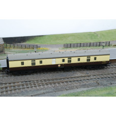 Hornby R4212 Parcels Coach BR MK1 Chocolate & Cream
