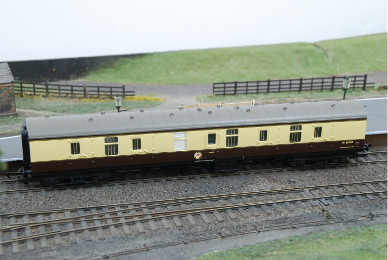 Hornby R4212 Parcels Coach BR MK1 Chocolate & Cream Hornby R4212 Parcels Coach BR MK1 Chocolate & Cream