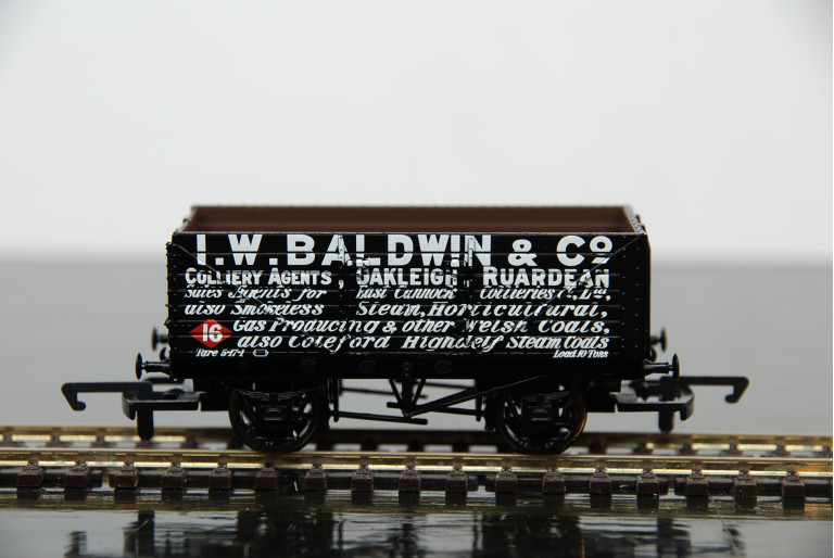 Hornby I W Baldwin & Co Black Plank Wagon
