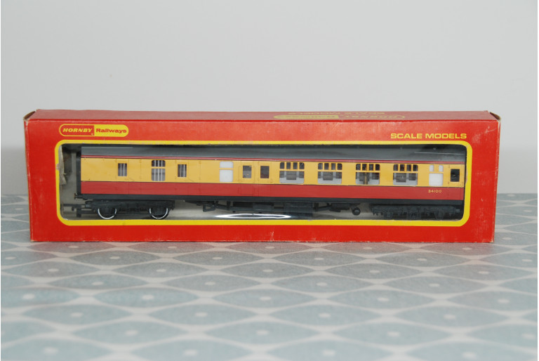 Hornby R627 B.R. BSK Brake 2nd Corridor