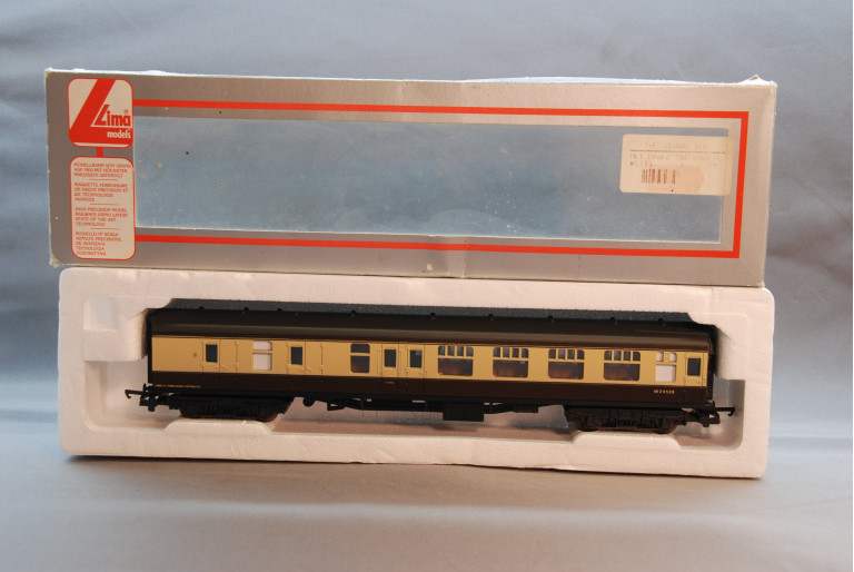 MK1 2nd Brake Passenger Coach W24528 MK1 2nd Brake Passenger Coach W24528
