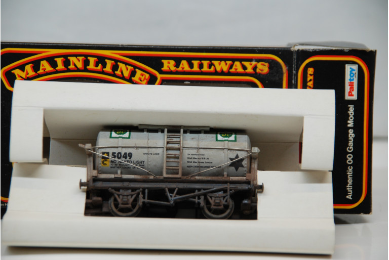 Mainline BP Weathered Tank Wagon